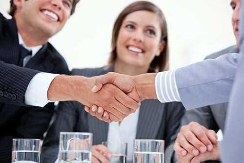 2 people shaking hands